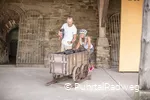 Paar schiebt einen Bergbauwaagen an der Zeche Nachtigall