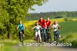 Radfahrende Familie