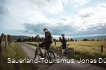 Biker im Feld auf der GeoRadroute Ruhr-Eder