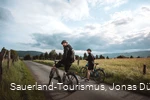 Biker im Feld auf der GeoRadroute Ruhr-Eder
