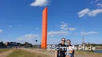Svenja vom Blog "Schmale Pfade" mit Familie inklusive Baby vor der Rheinorange in Duisburg