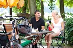 Paar trinkt Kaffee während einer Fahrradtourpause