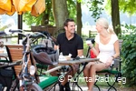 Paar trinkt Kaffee während einer Fahrradtourpause
