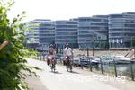 Radfahrer im Innenhafen Duisburg