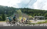 Familie auf Bikes an der Mühlenkopfschanze in Willingen
