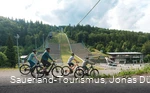 Familie auf Bikes an der Mühlenkopfschanze in Willingen