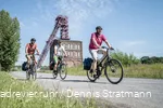 Radfahrer vor der Zeche Sterkrade in Oberhausen