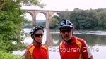 Meggi und Wolfgang von Radtouren Gehle vor dem Ruhrviadukt auf dem RuhrtalRadweg
