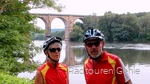 Meggi und Wolfgang von Radtouren Gehle vor dem Ruhrviadukt auf dem RuhrtalRadweg