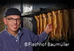 Frank Baumüller mit geräuchertem Fisch im Fischhof Baumüller in Wickede (Ruhr)