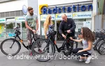 Ein Fahrrad wird an einer Radstation repariert