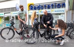 Ein Fahrrad wird an einer Radstation repariert