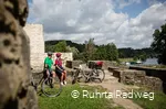 Radfahrer an der Burgruine Hardenstein in Witten
