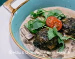 Spinatknödelduo mit Champignonrahmsoße, vegetarisch