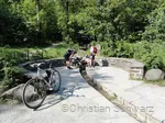 Radler bestaunen das Rinnsal der Ruhr an der Ruhrquelle