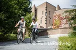 Radfahrer vor der Abtei Königsmünster in Meschede