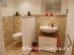 Badezimmer im Familienzimmer der Pension Waldsauna in Arnsberg