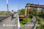 Radfahrer auf einer Brücke im Westpark Bochum