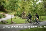 Zwei Radfahrer auf der GeoRadroute Ruhr-Eder