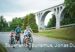 Familie auf Bikes am Viadukt in Willingen