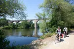Radfahrer vor dem Ruhrviadukt in Herdecke