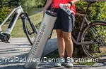Radfahrerin füllt ihre Trinkflasche am Trinkbrunnen in Meschede mit Wasser auf